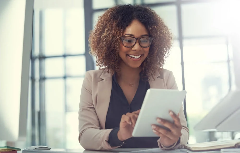 Conseiller Infiosulfo souriant au téléphone.